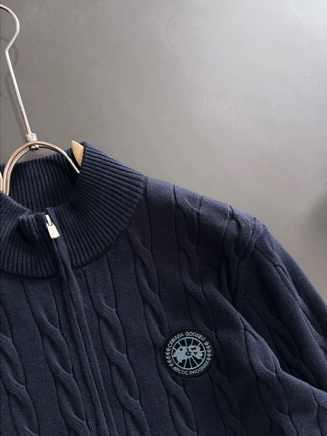 Next day shipping P460 Big Goose 2025 official website latest winter sweater, popular items are on sale at the counter simultaneously! Specially made of wool blended fabric. It feels comfortable and can be directly in contact with the skin. The logo badge is exquisitely embroidered, which is extremely eye-catching! The details highlight the fashionable charm of big brands. Exquisite workmanship. Three-dimensional cutting style. The wearing effect is invincible and handsome! All three standards are complete! Size: M-3XL